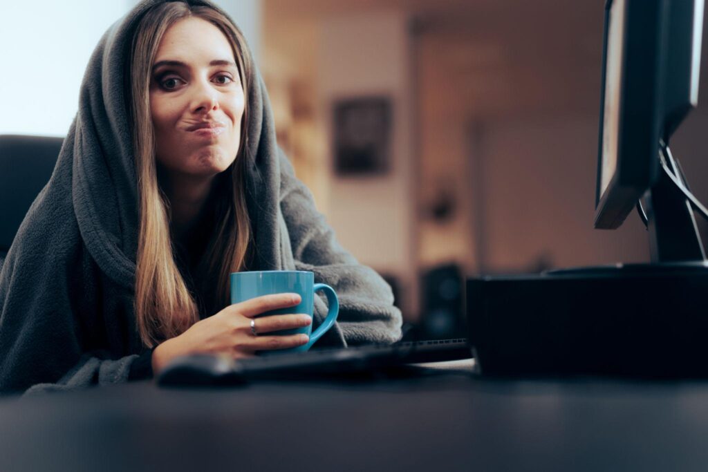 Naine tekiga arvuti taga ootab kajastust, mis ei tule